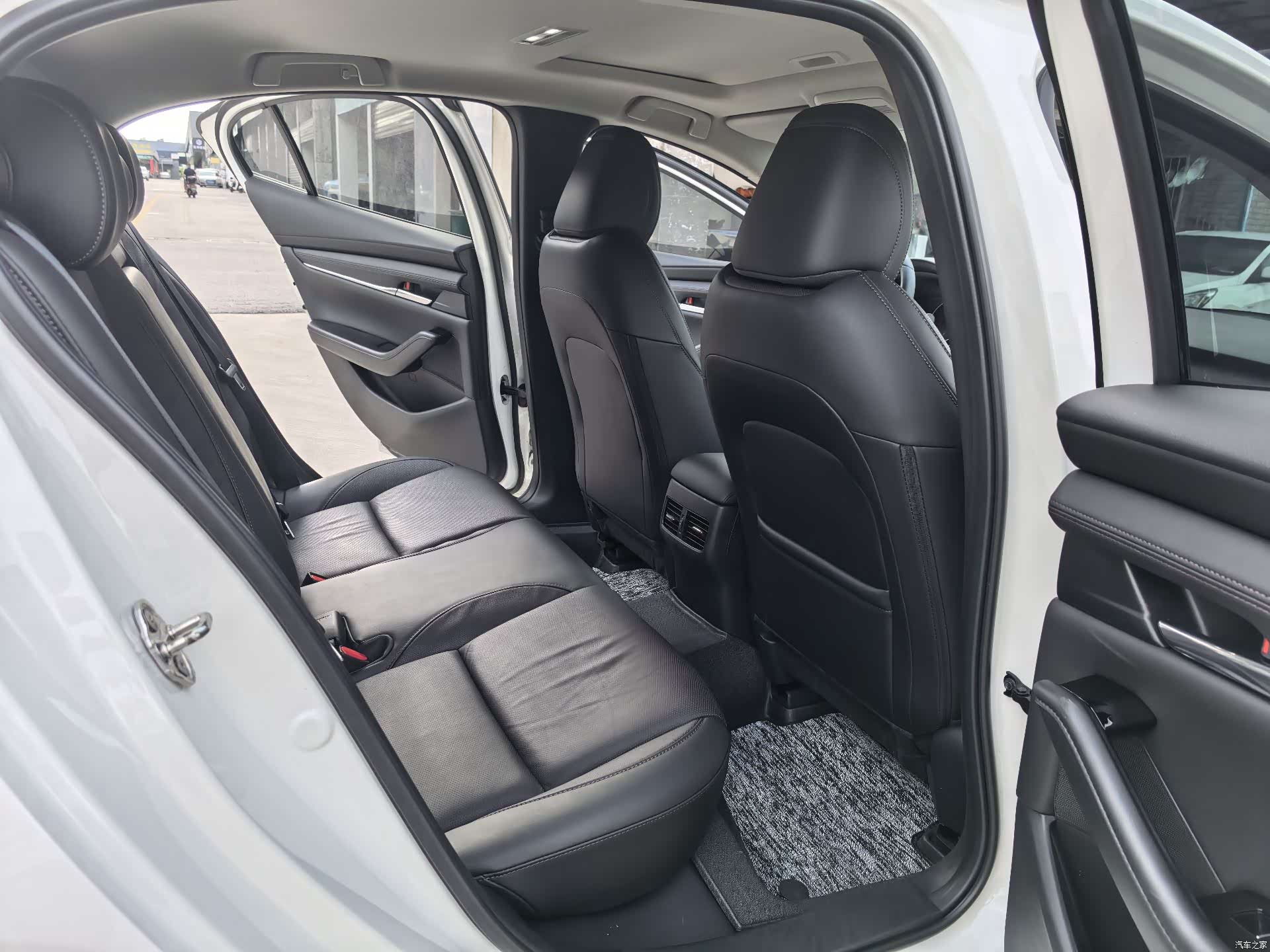 Mazda Mazda3, 2023 10
