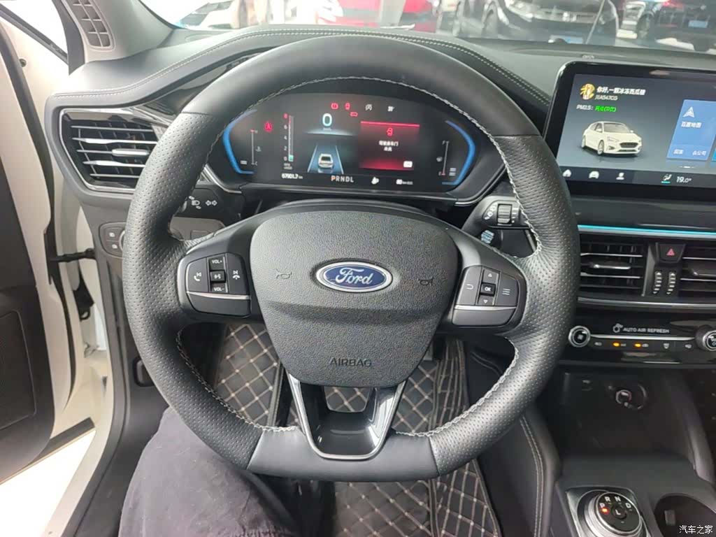 Ford Focus, 2022 11