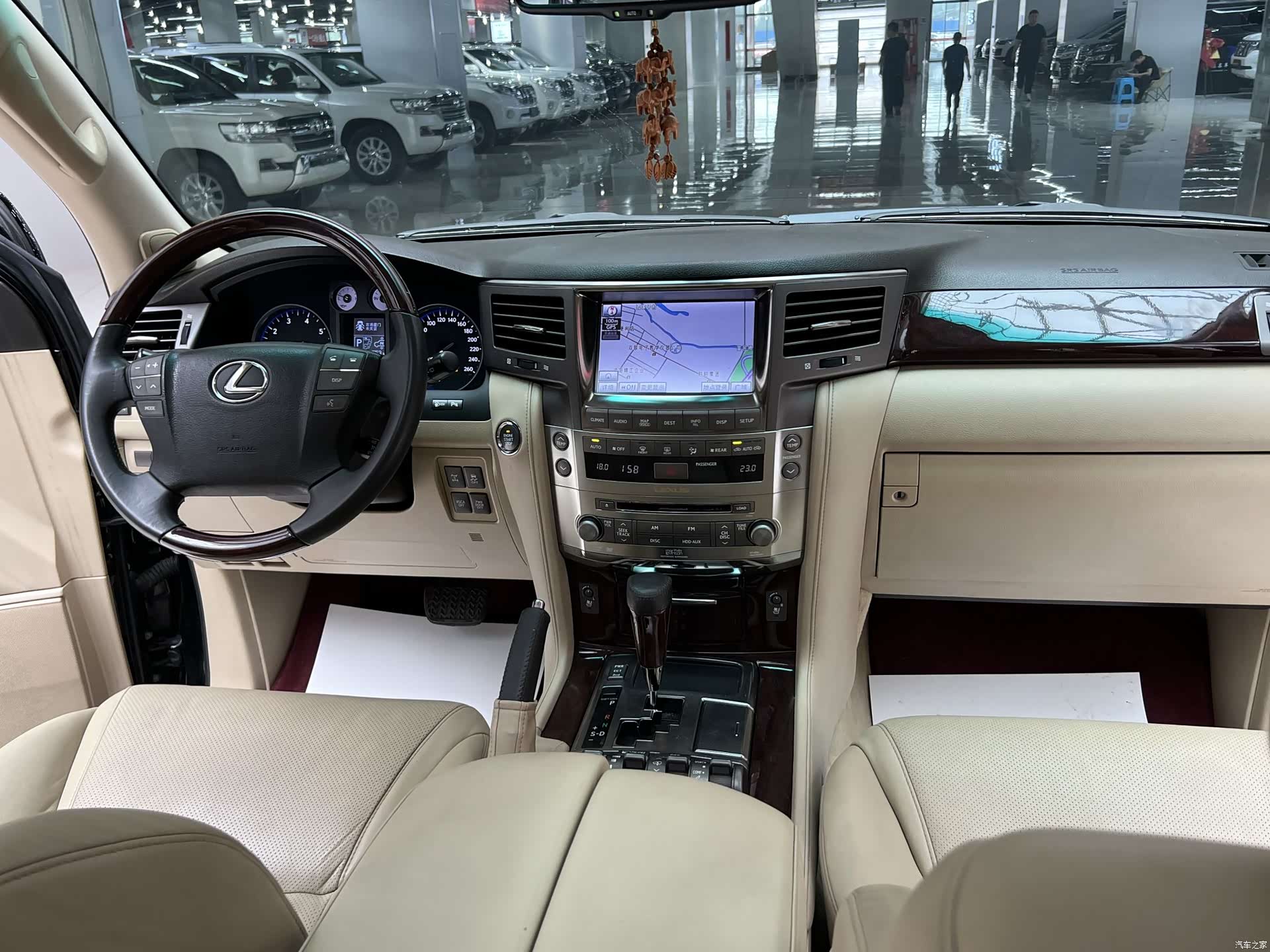 Lexus LX, 2010 3