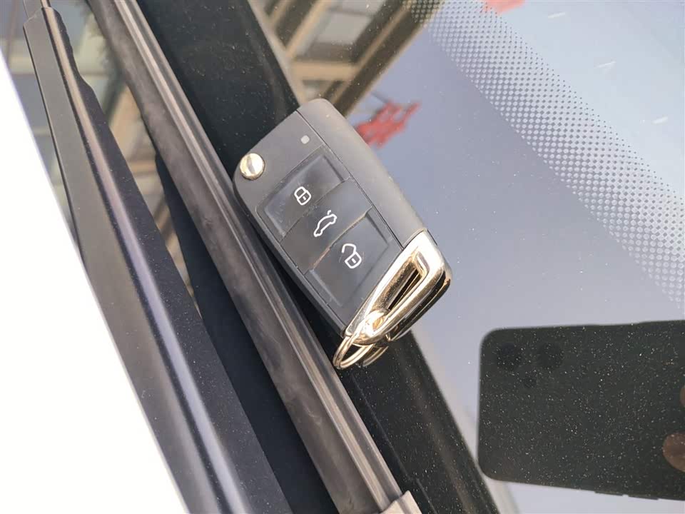 Volkswagen T-ROC exploring Songs