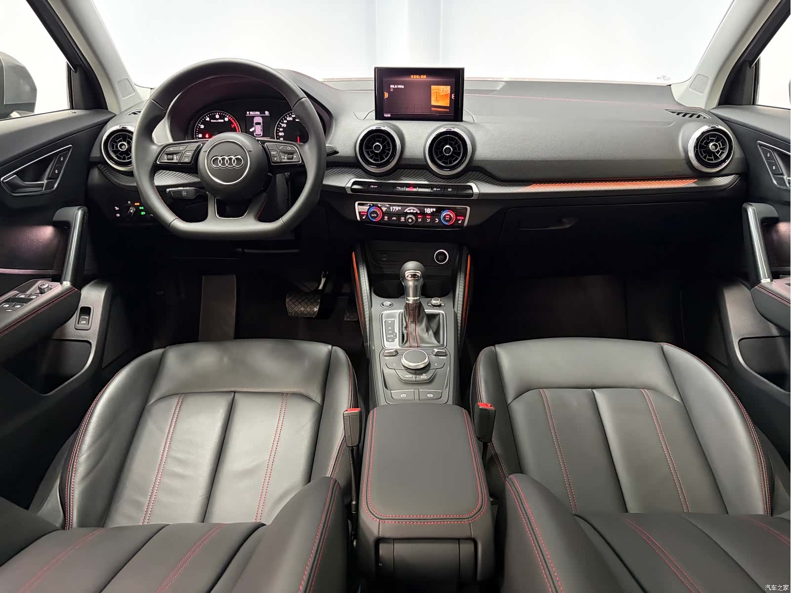 Audi Q2L, 2023 11