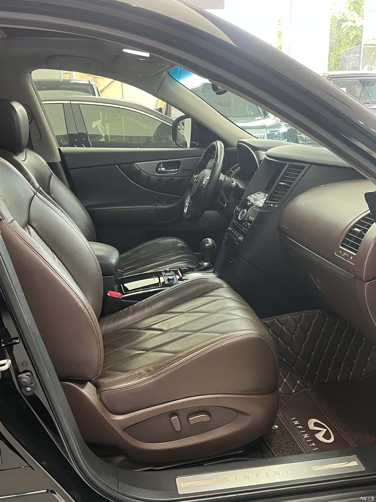 Infiniti FX35, 2012 10