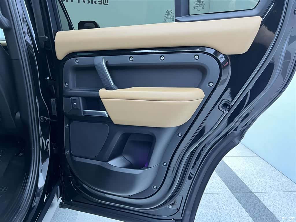 Land Rover Defender, 2025 25