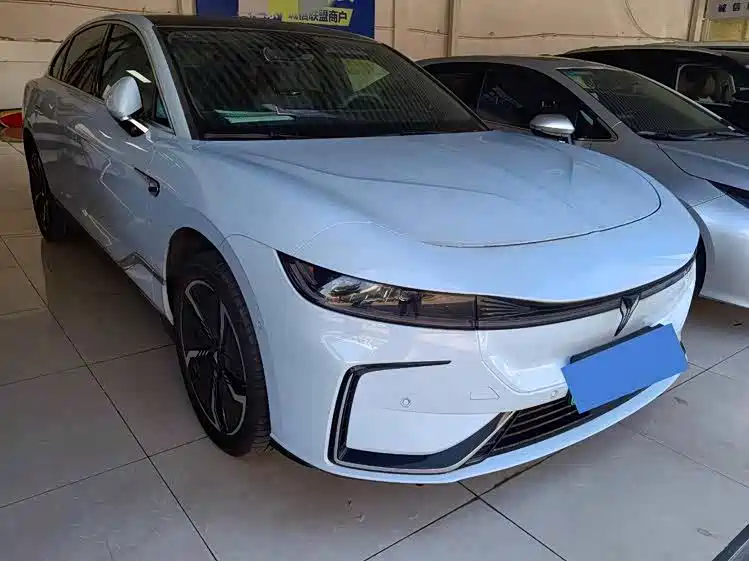 VOYAH Lantu chasing light