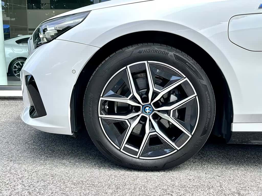 BMW i5, 2024 13