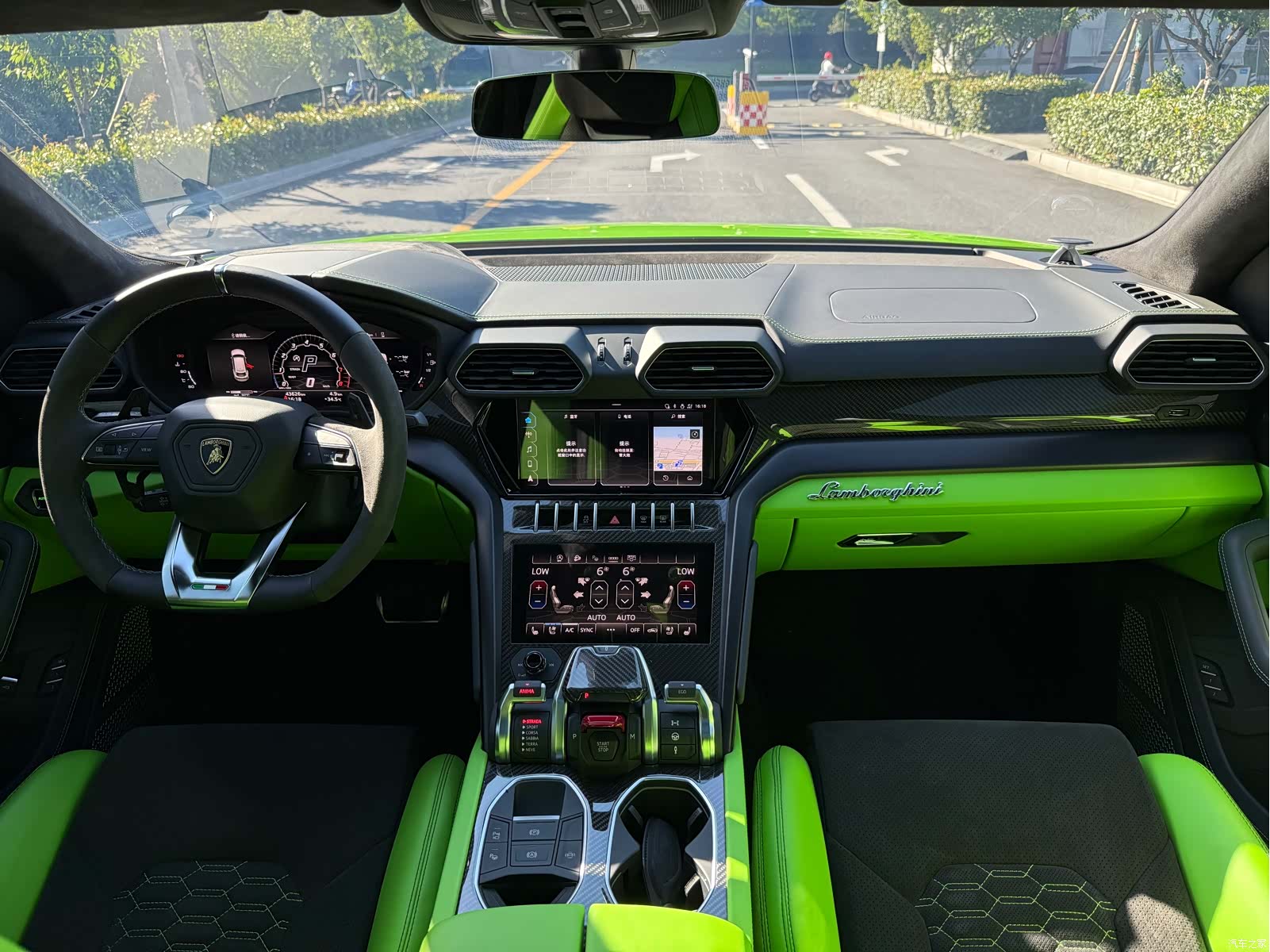 Lamborghini Urus, 2023 16