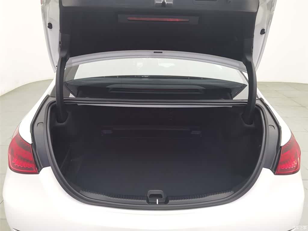 Mercedes-Benz C-Class, 2025 16
