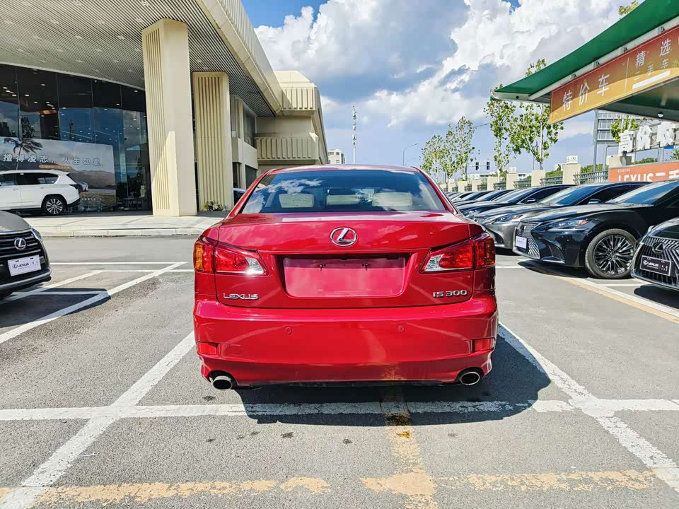 Lexus IS