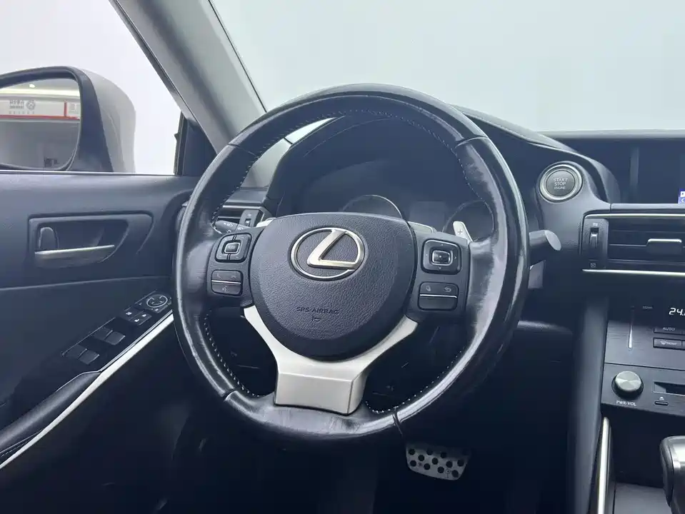 Lexus IS