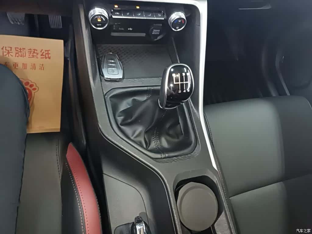Geely Coolray, 2022 14