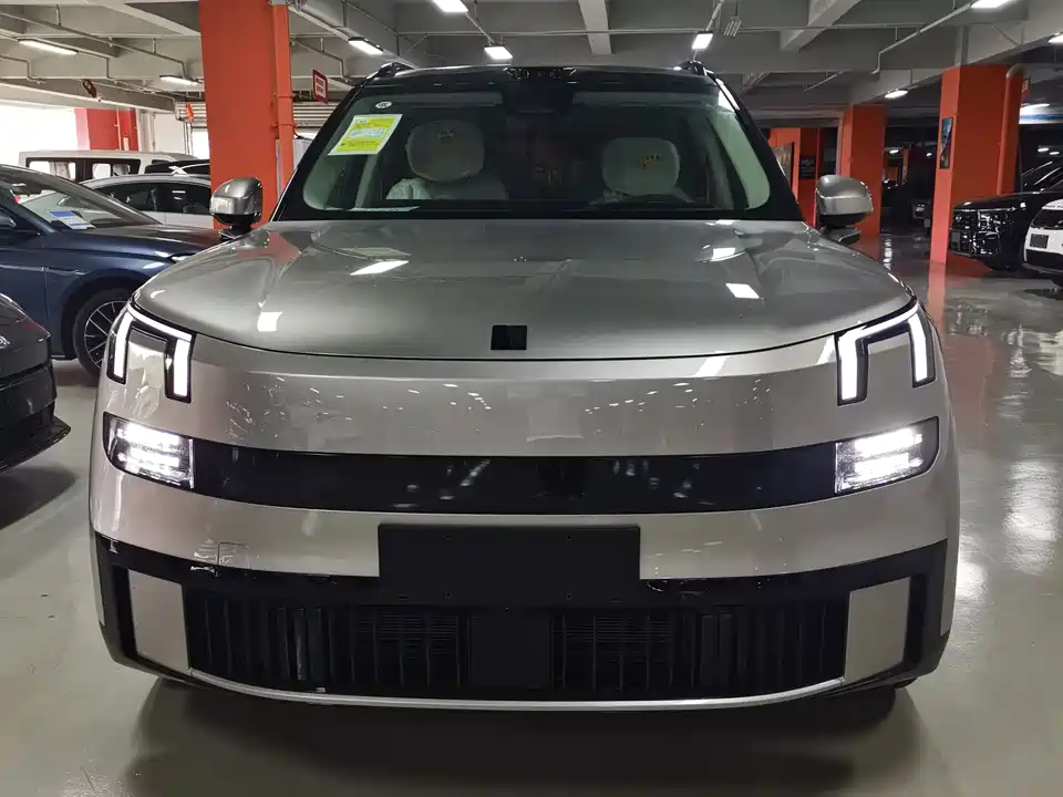 Lynk & Co 900