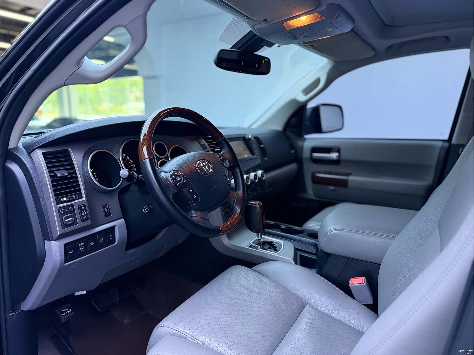 Toyota Sequoia, 2011 4