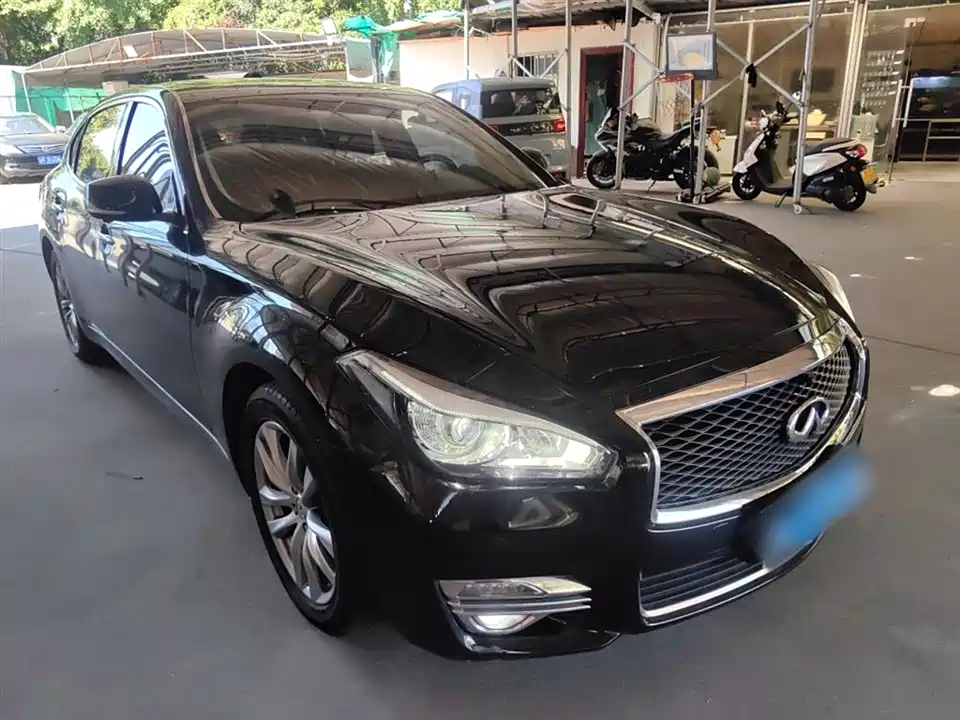 Infiniti Q70