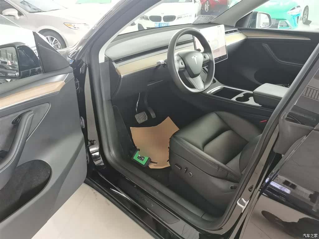 Tesla Model Y, 2023 16