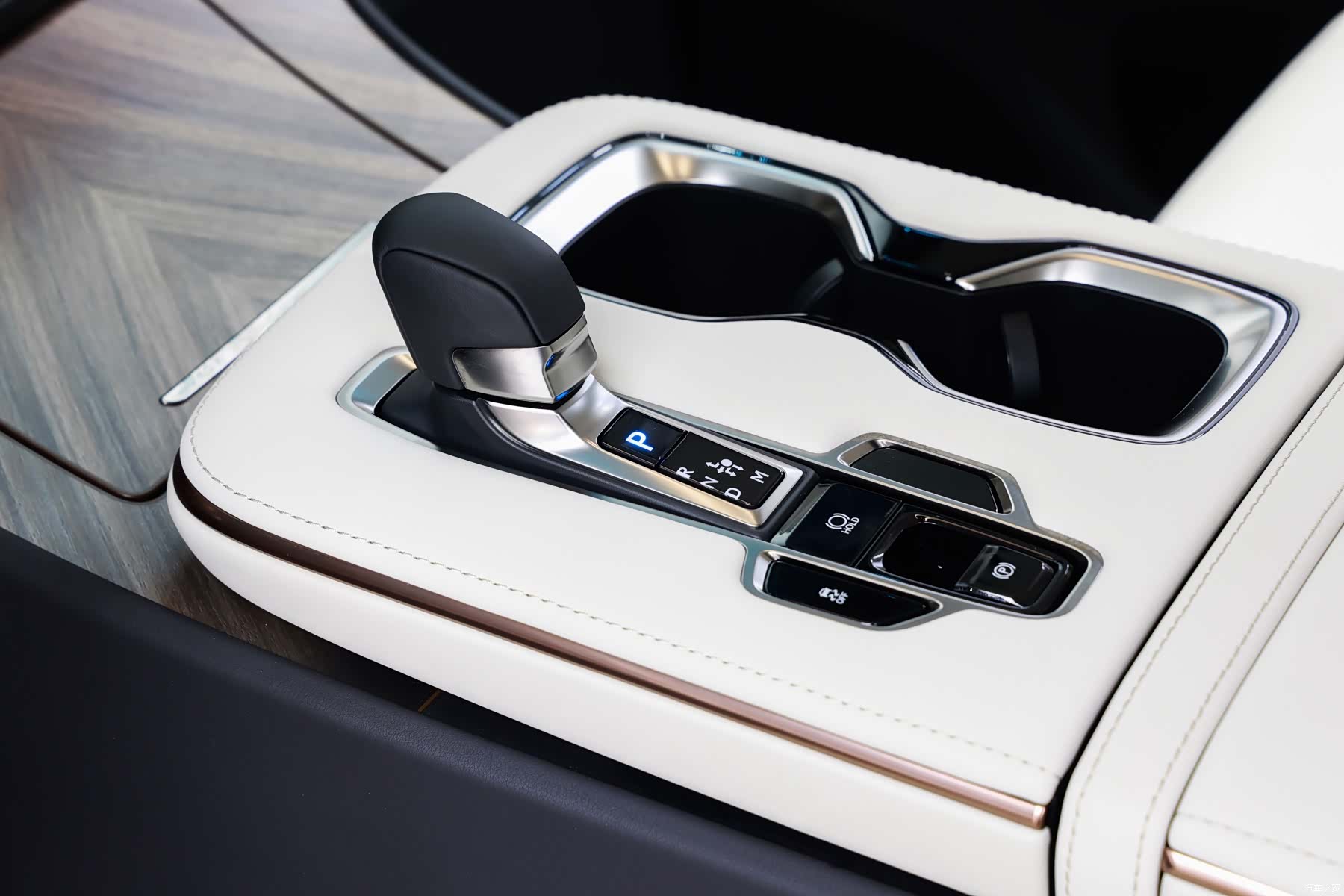 Lexus LM, 2025 9