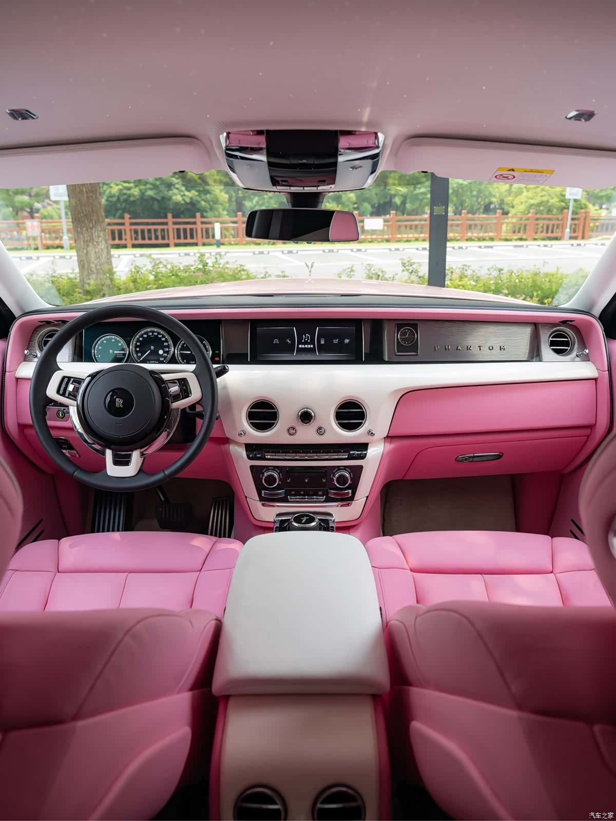 Rolls-Royce Phantom, 2022 12