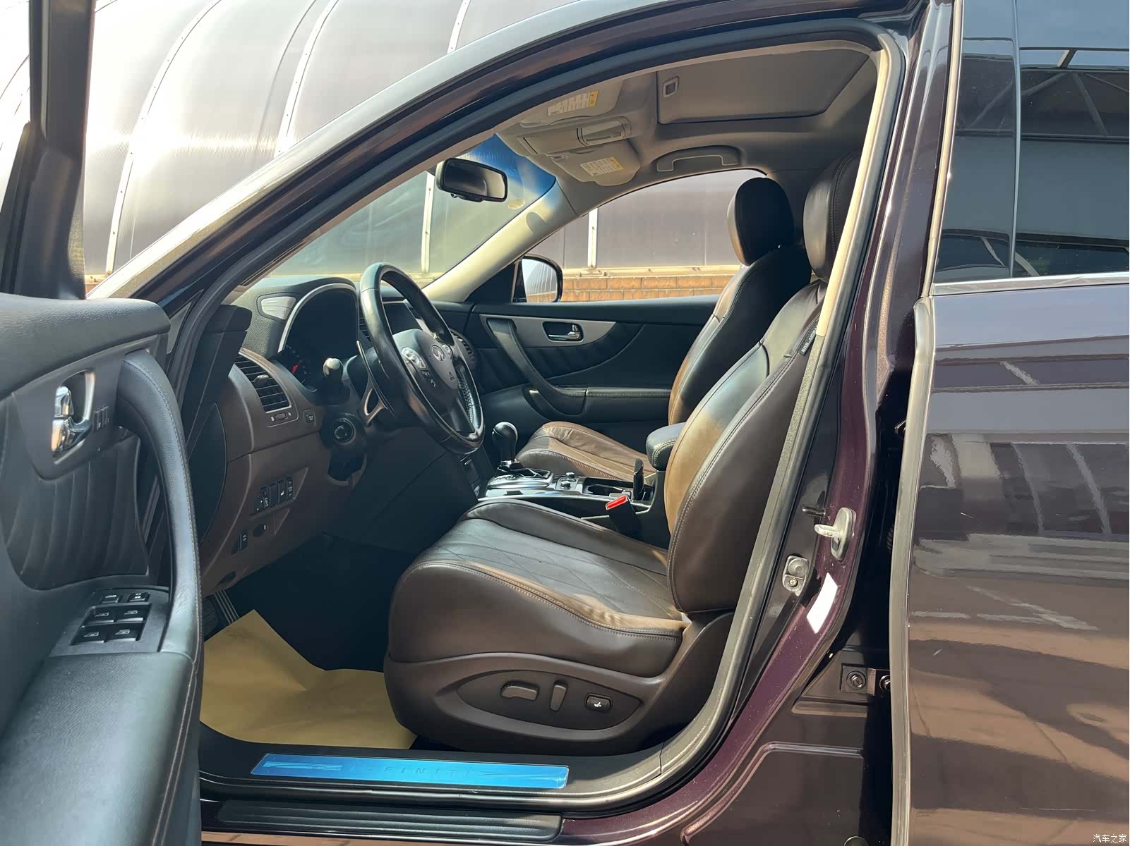 Infiniti FX35, 2012 7