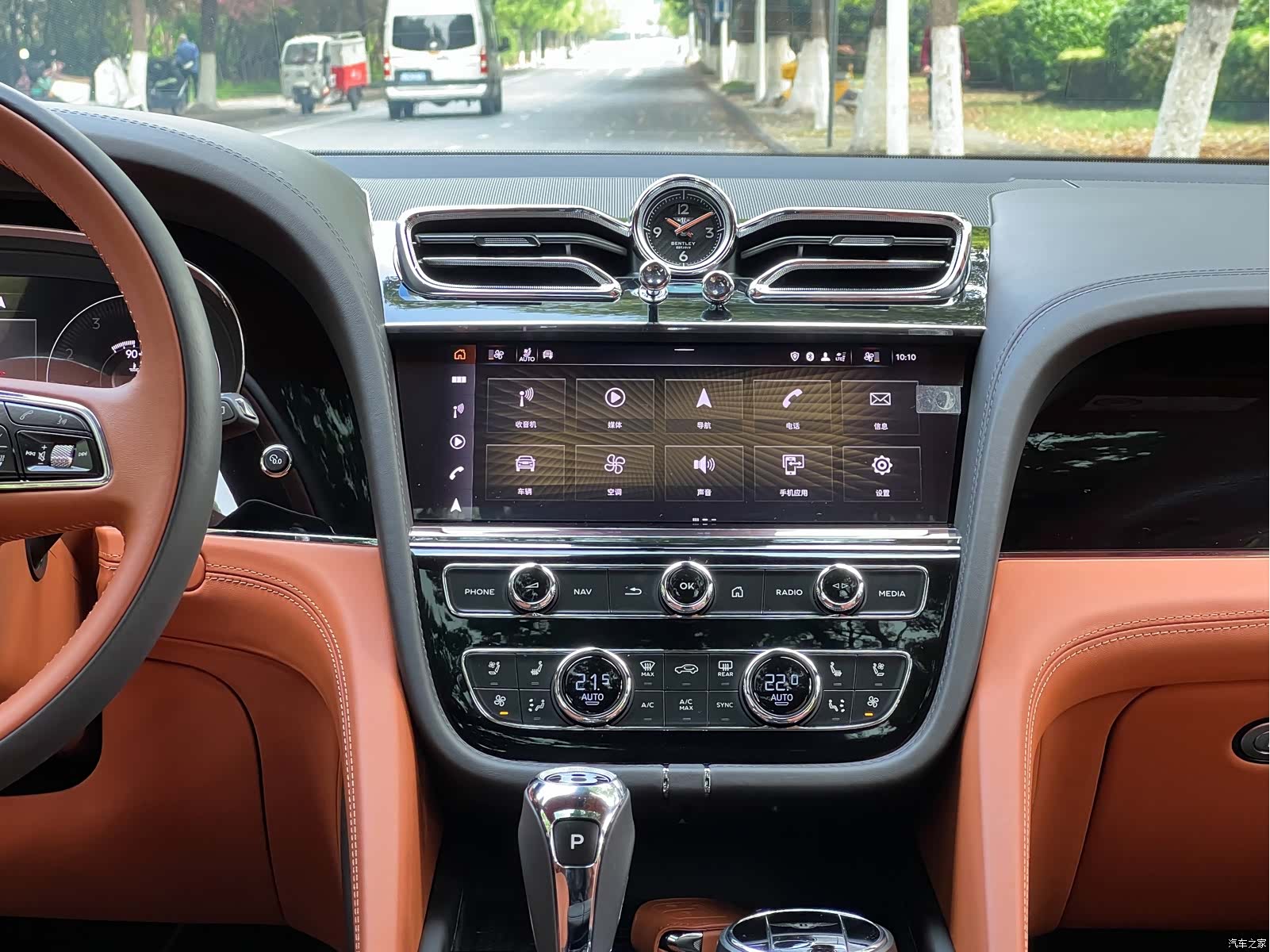 Bentley Bentayga, 2023 14