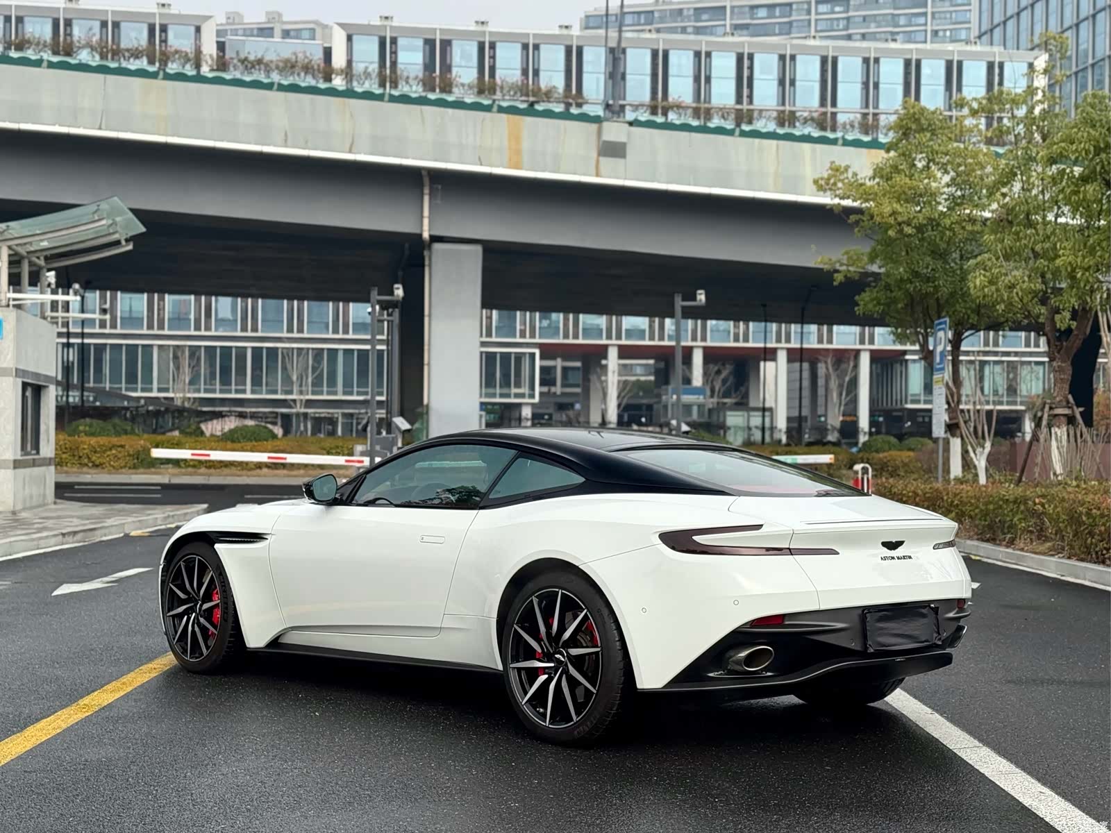 Aston Martin DB11, 2020 9