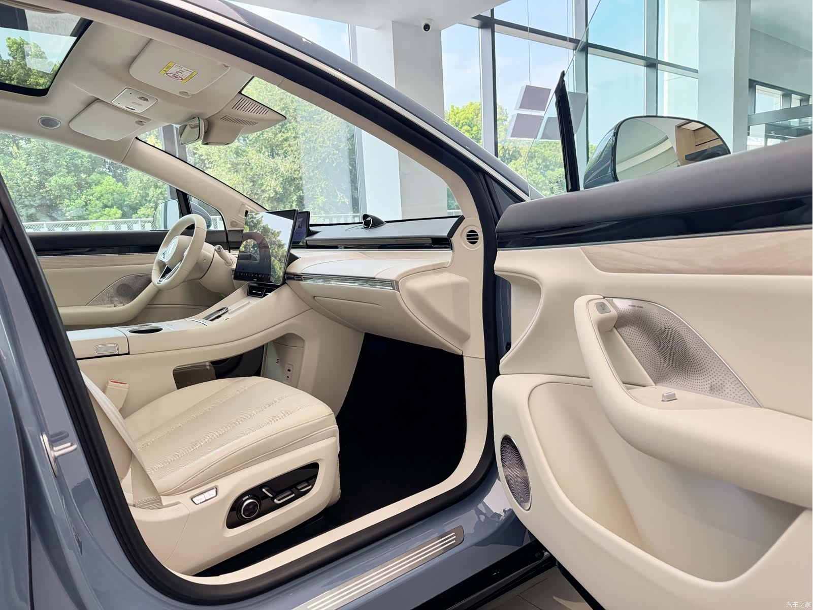 Luxeed R7, 2025 8