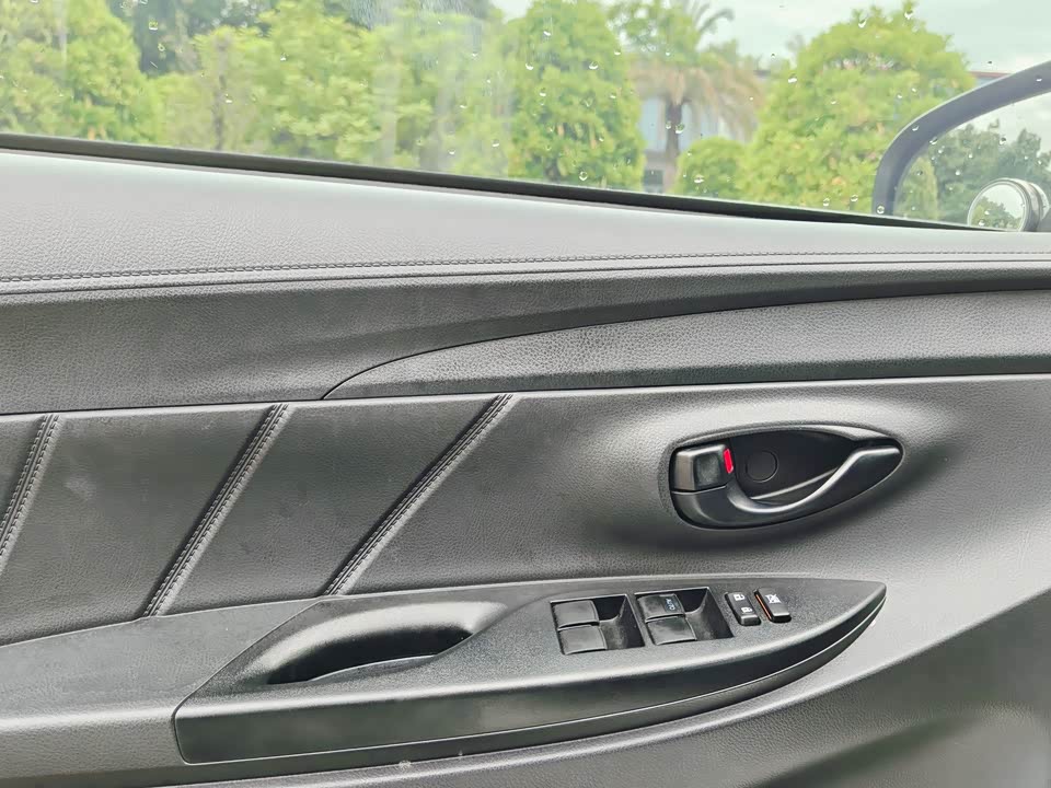 Toyota YARiS L to enjoy