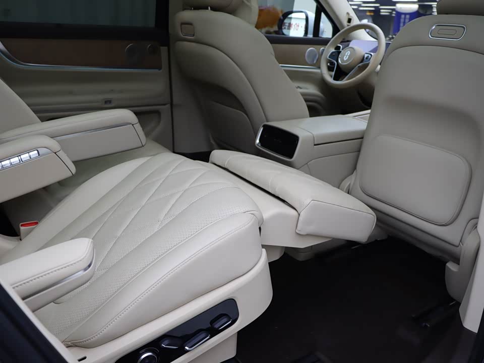 AITO Ask the world M9