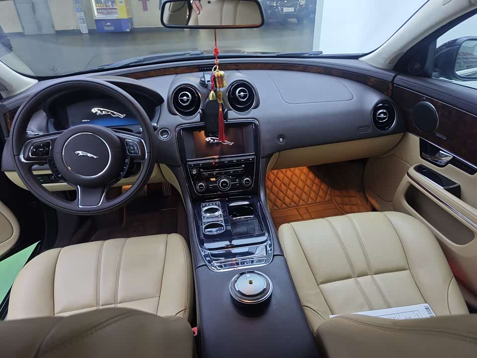 Jaguar XJ