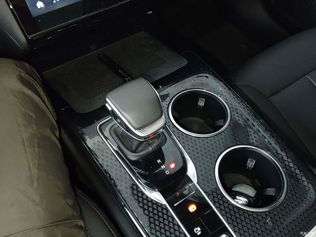 Hongqi HS3, 2025 10
