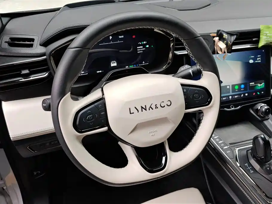 Lynk & Co 01