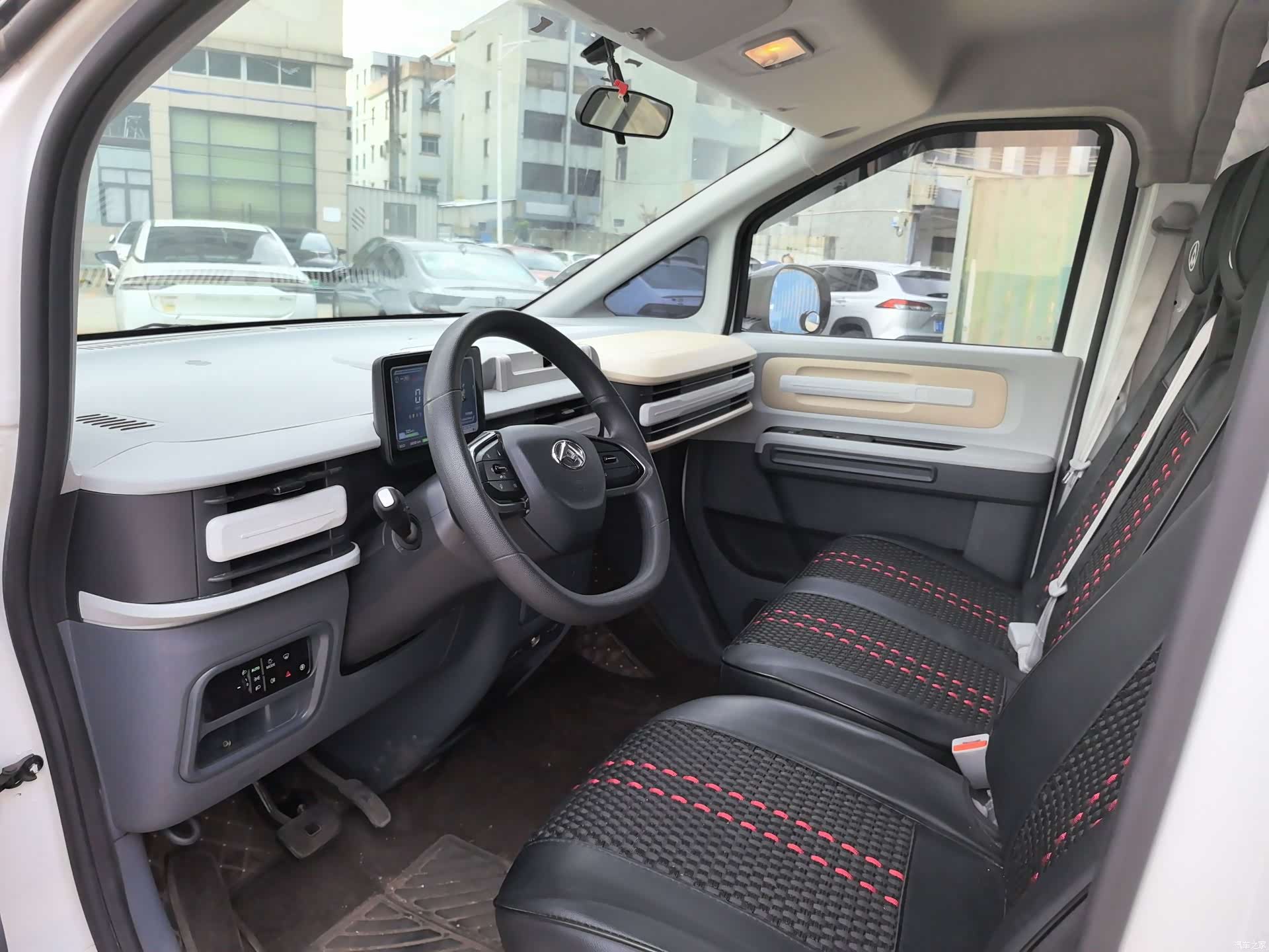Maxus V1, 2025 все фото