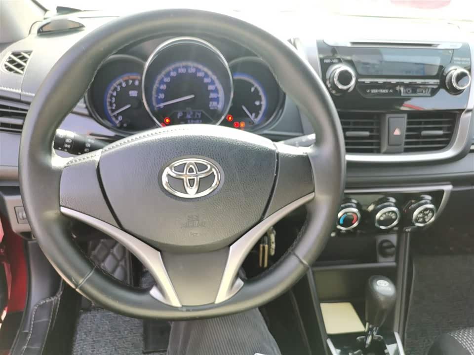 Toyota YARiS L to enjoy