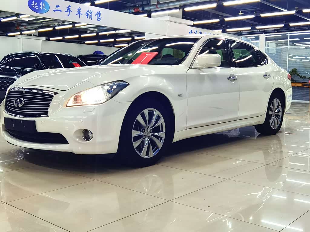 Infiniti M