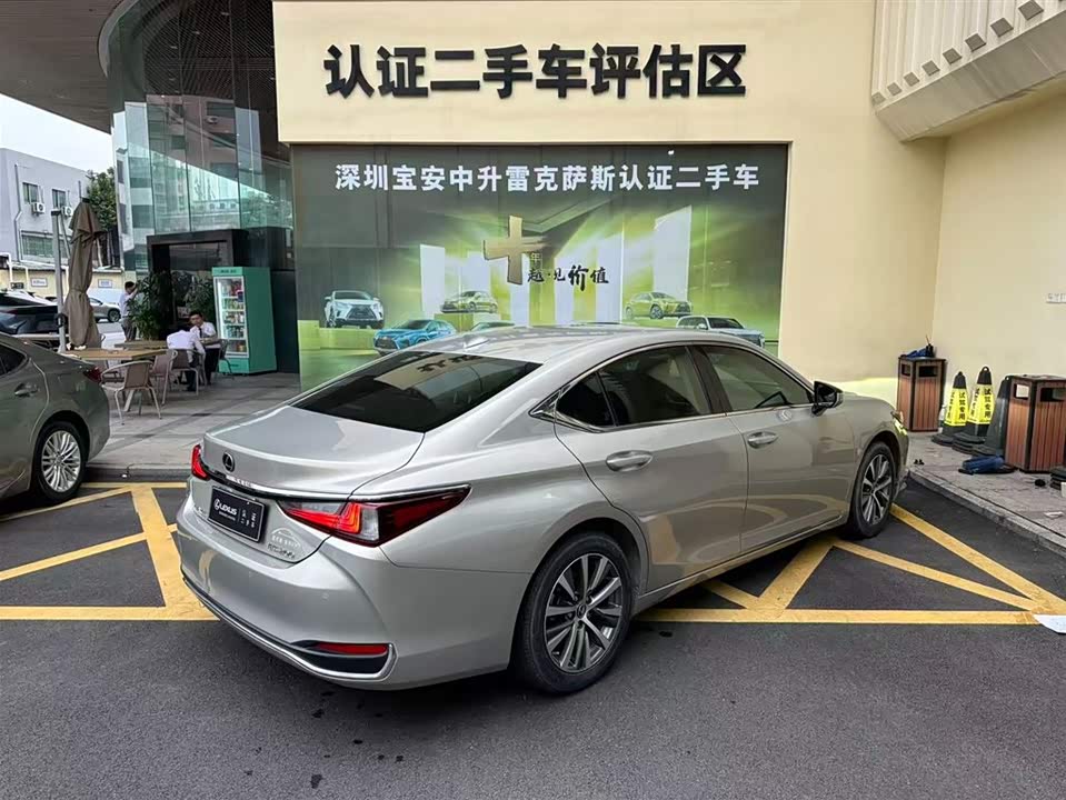 Lexus ES