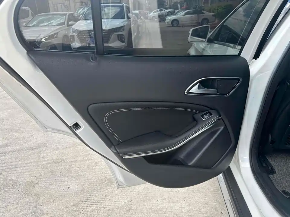 Mercedes-Benz GLA Mercedes-Benz GLA