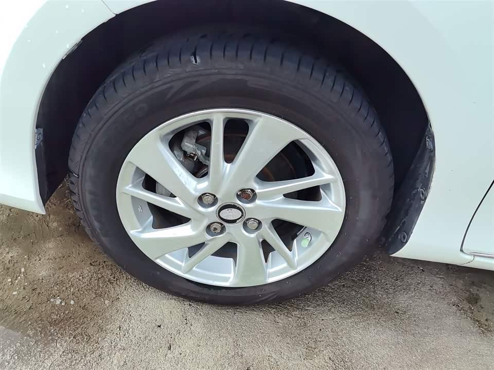 Toyota YARiS L to enjoy