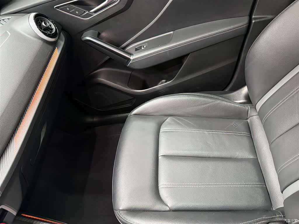 Audi Q2L, 2023 13