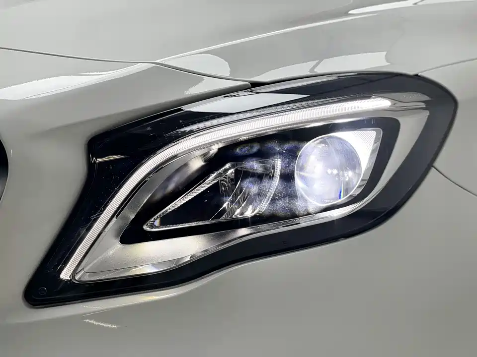 Mercedes-Benz GLA Mercedes-Benz GLA