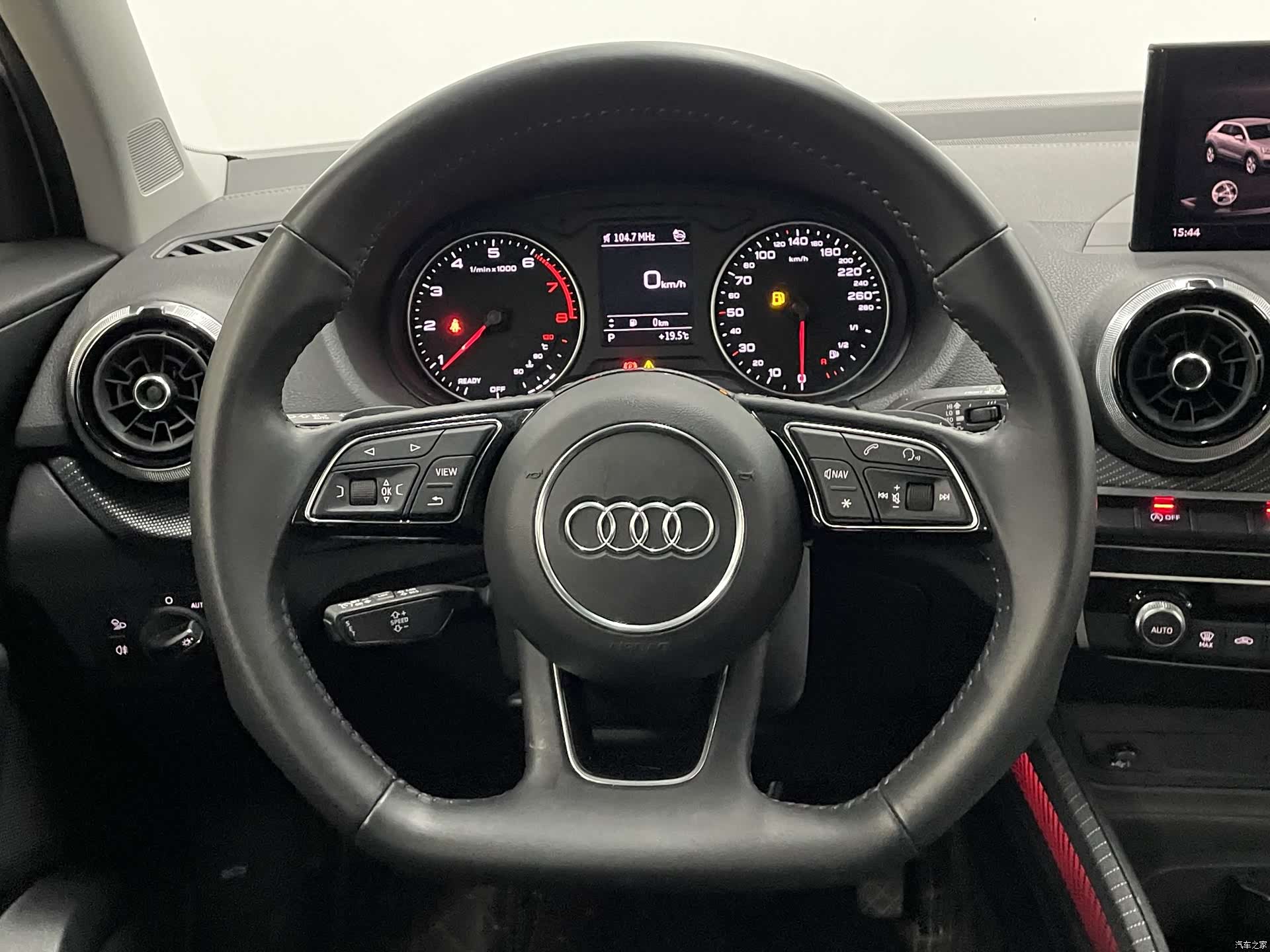 Audi Q2L, 2024 9