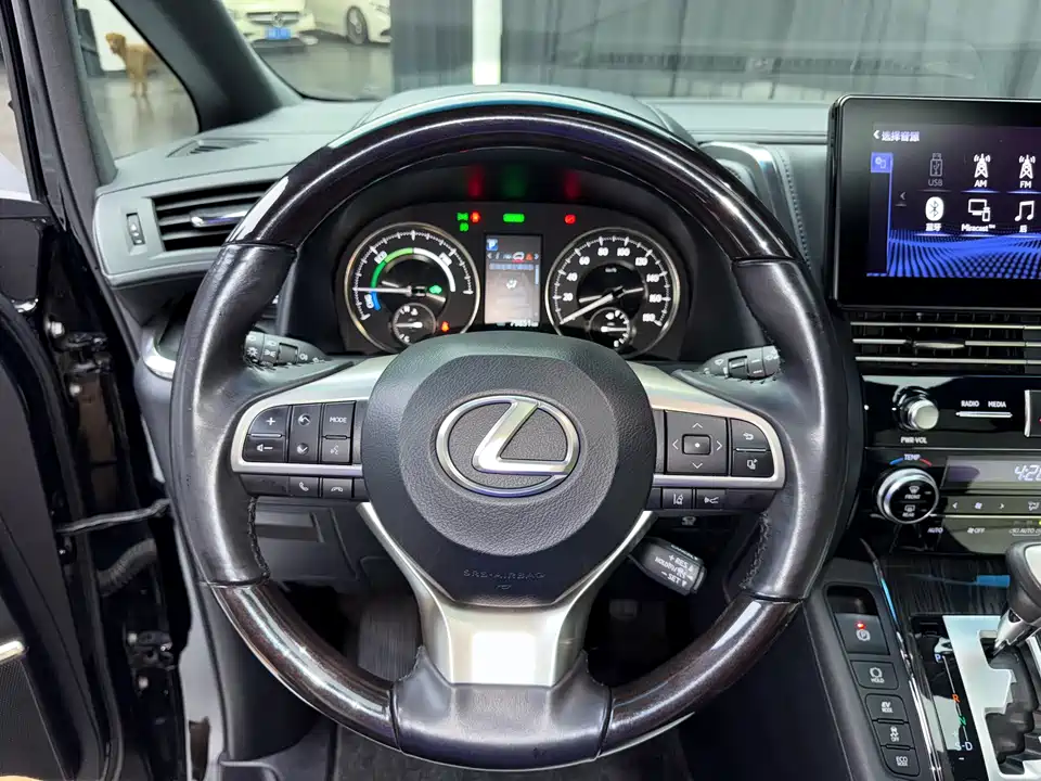 Lexus LM