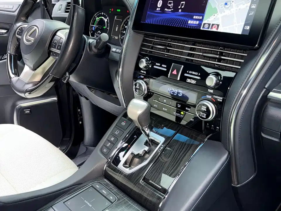 Lexus LM