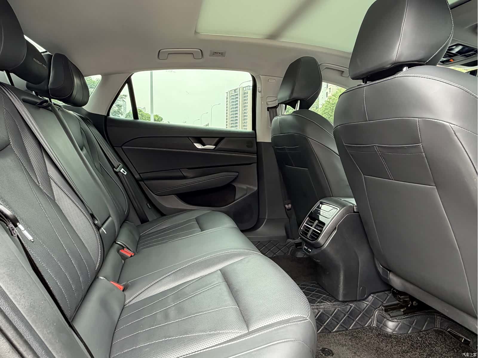 Volkswagen Passat, 2025 16