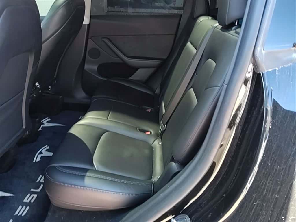 Tesla Model Y, 2024 17