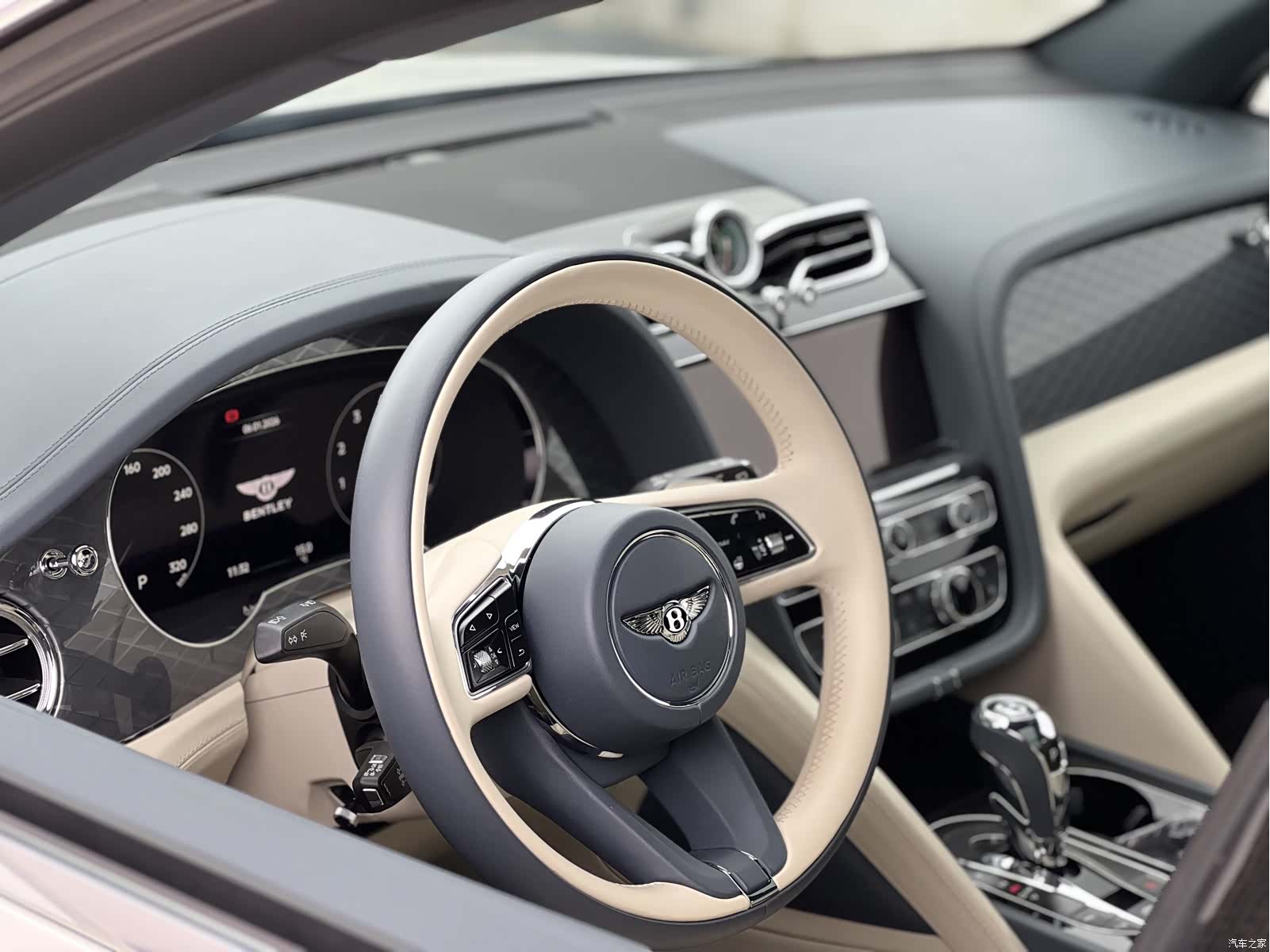Bentley Bentayga, 2022 15