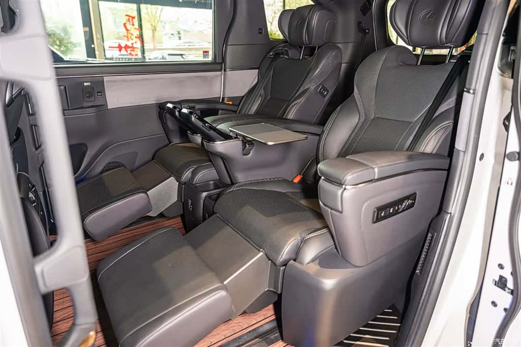 Lexus LM, 2024 11