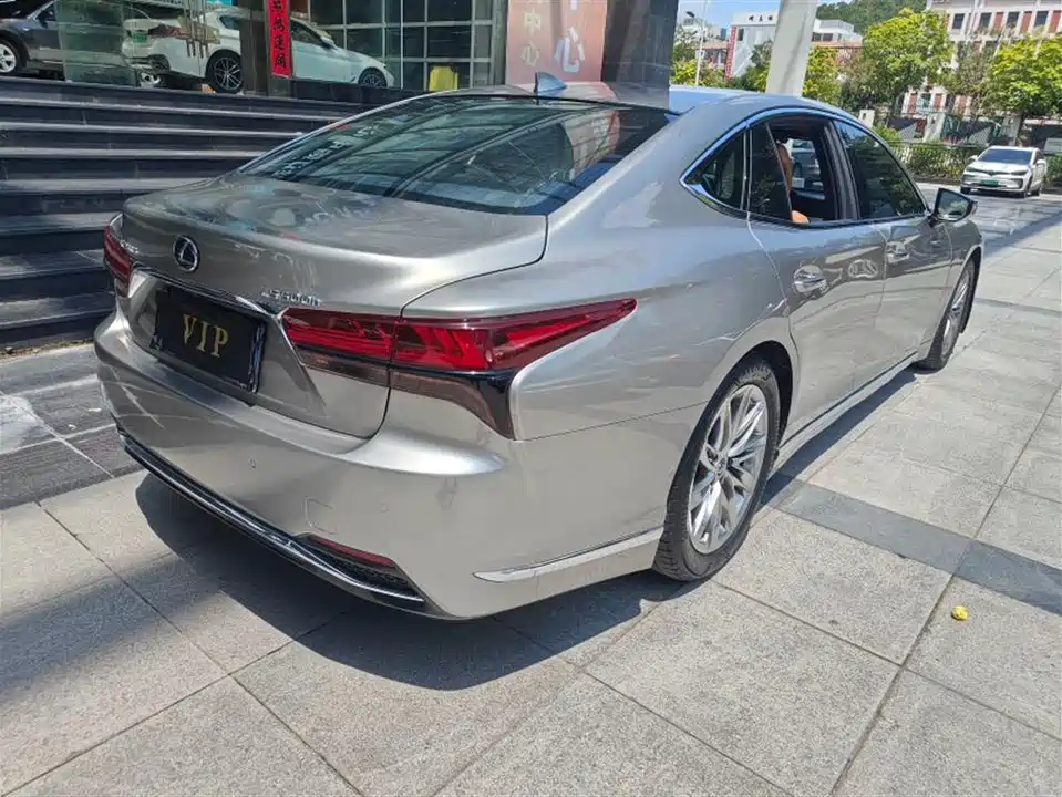 Lexus LS
