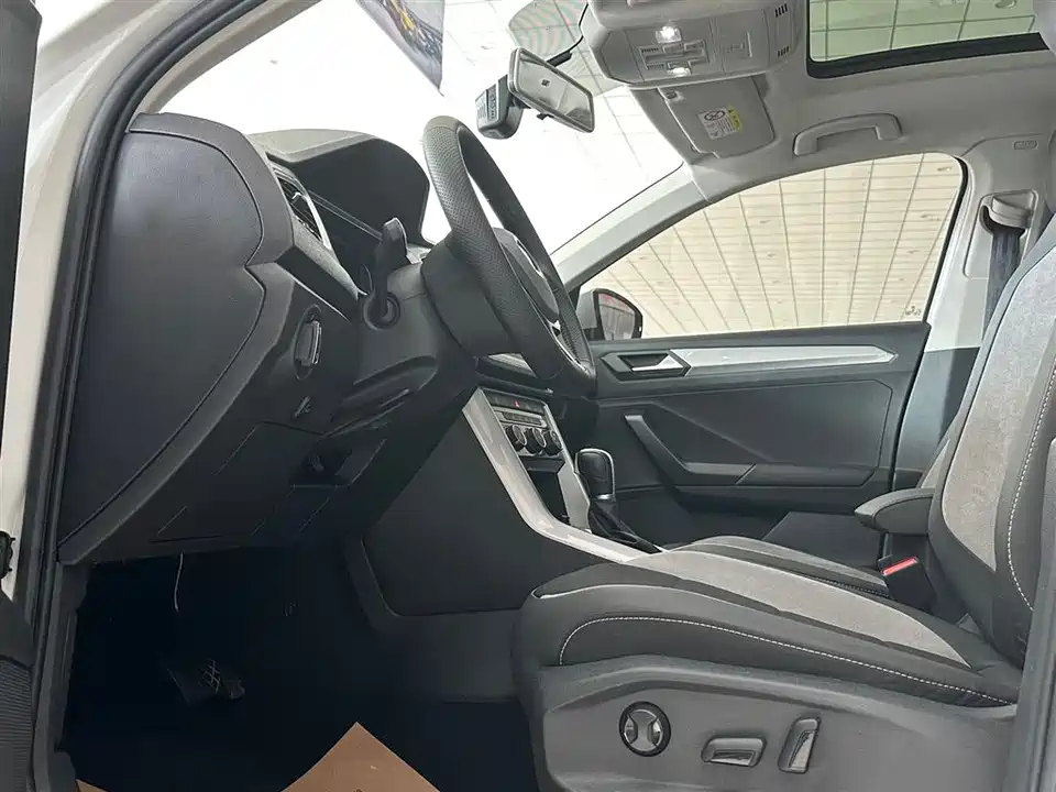 Volkswagen T-ROC exploring Songs