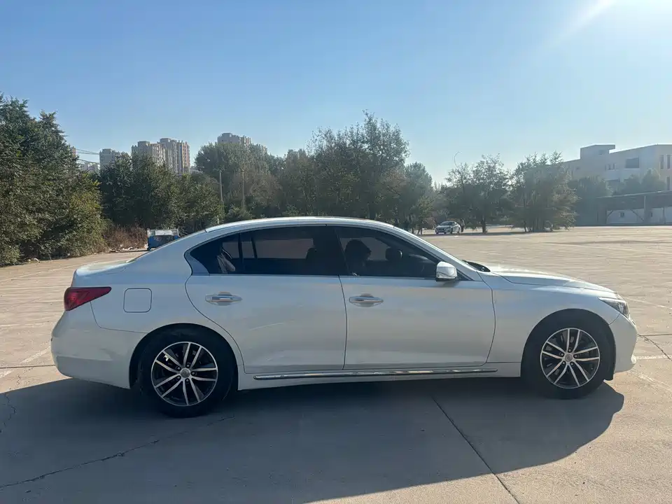Infiniti Q50L