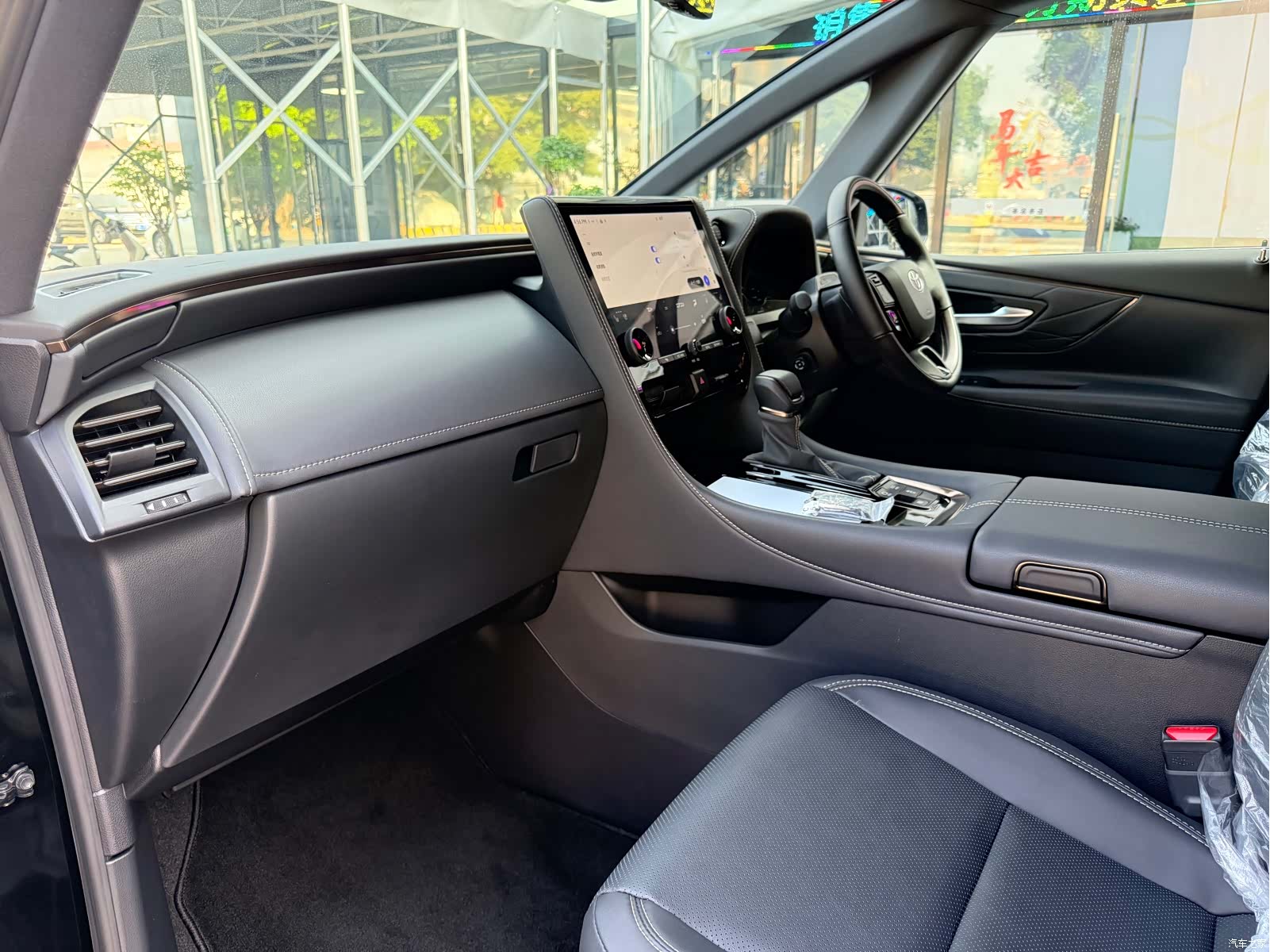 Toyota Alphard, 2025 15