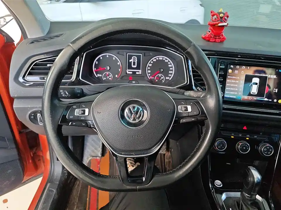 Volkswagen T-ROC exploring Songs