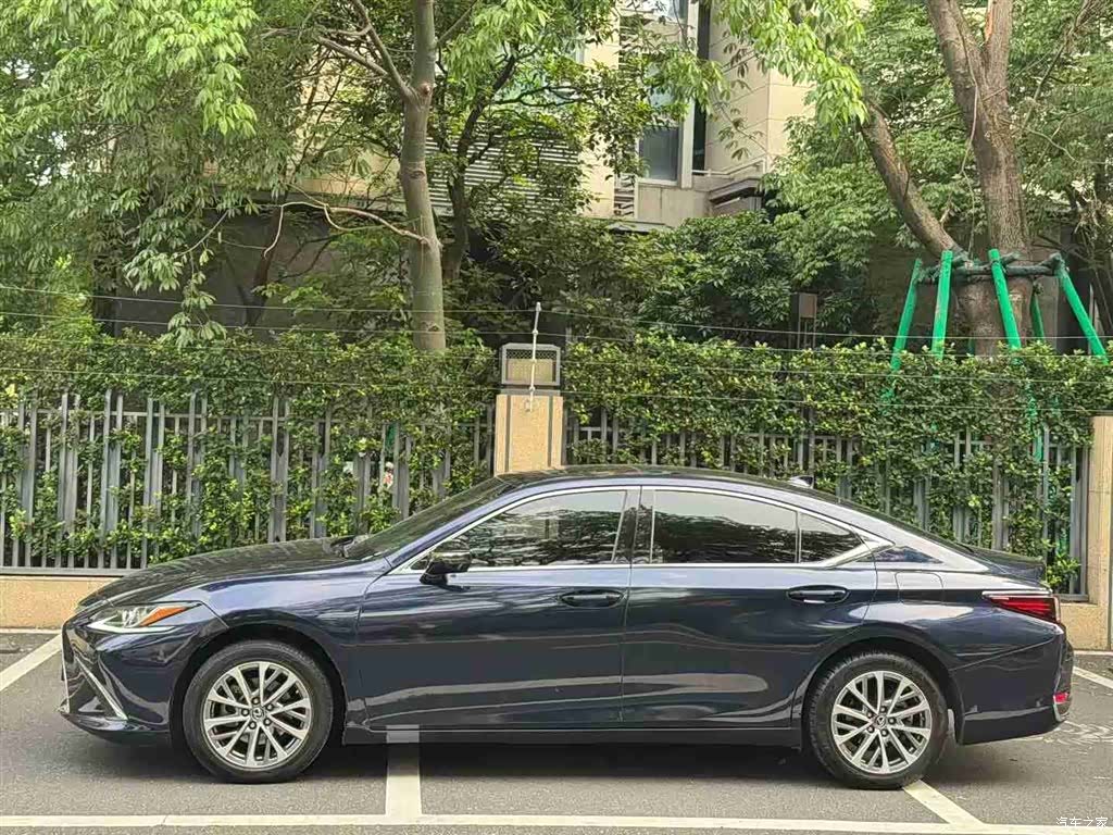 Lexus ES, 2022 4